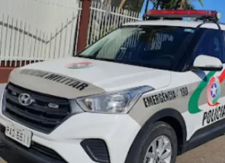 Homem tenta fugir com TV enrolada em coberta em Balneário Arroio do Silva