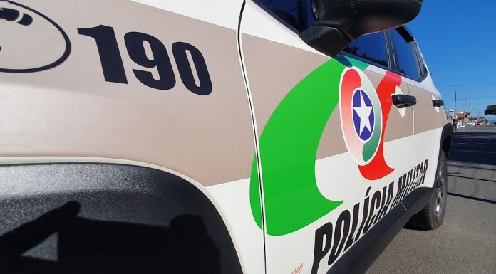 Motorista embriagado foge após bater em poste e acaba preso após confusão com a PM