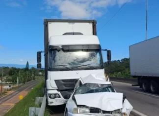 Homem é atropelado por caminhão em frente da esposa na BR 101