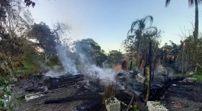 Incêndio destrói residência em Balneário Gaivota