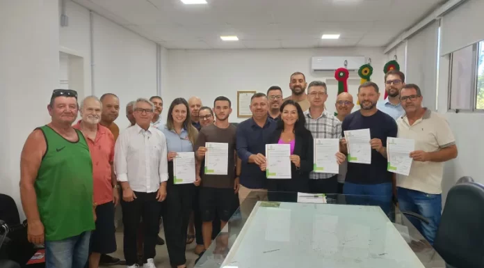 Prefeita Gislaine assina ordens de serviço para novas pavimentações