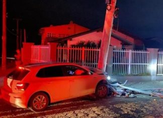 Motorista embriagado e sem habilitação bate em poste na Av. Beira-Mar