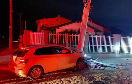 Motorista embriagado e sem habilitação bate em poste na Av. Beira-Mar