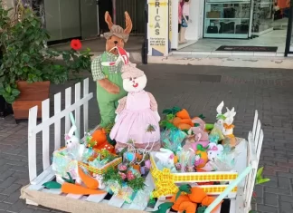 Rua Coberta de Sombrio recebe decoração especial de Páscoa