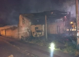 Incêndio destrói funilaria em Praia Grande