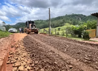 Jacinto Machado: Comunidade de Cotovelo recebe melhorias em rodovia municipal
