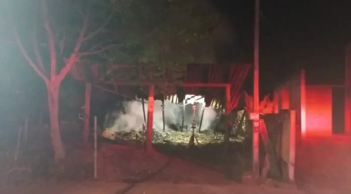 Incêndio destrói residência em Ermo durante a madrugada