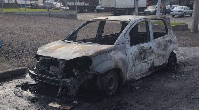 Incêndio destrói veículo no centro de Jacinto Machado