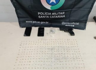 PM de Sombrio Apreende Drogas e Simulacro de Arma em Operação no Bairro Santa Fé