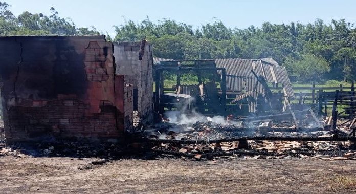 Incêndio destrói casa em São João do Sul
