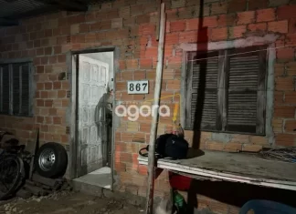 Idoso é assassinado a facadas no sofá da própria casa; filho foi preso em flagrante