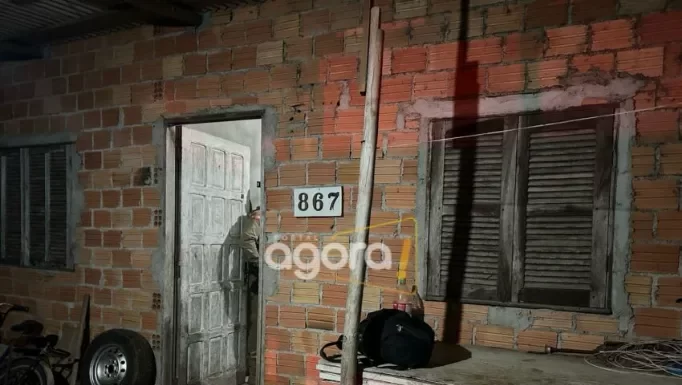 Idoso é assassinado a facadas no sofá da própria casa; filho foi preso em flagrante