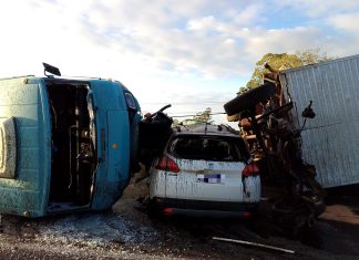 Cabine solta e carro ficam prensado na BR-101 em Santa Rosa do Sul