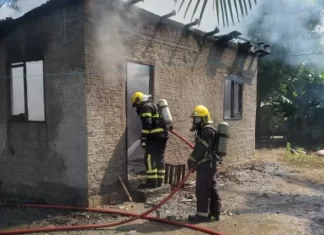 Fogo toma conta de casa em Araranguá