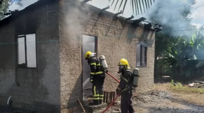 Fogo toma conta de casa em Araranguá
