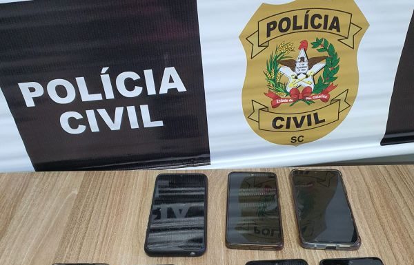 “Celulares Roubados? Polícia de Araranguá Dá o Troco e Recupera 11 Aparelhos!”