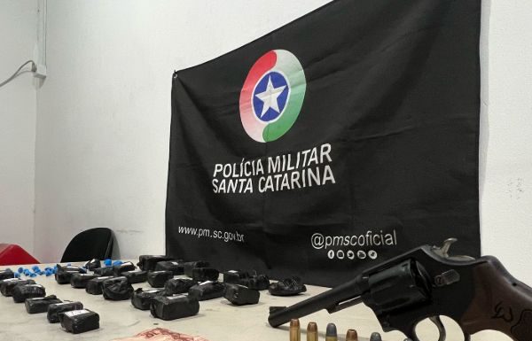 PM prende traficante e apreende arma e drogas em Passo de Torres