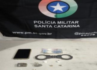 Flagra em Santa Rosa do Sul: Polícia prende homem com drogas e algema do sistema prisional