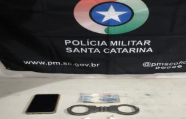 Flagra em Santa Rosa do Sul: Polícia prende homem com drogas e algema do sistema prisional