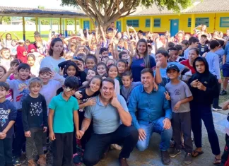 Alex e Ismael visitam escolas e CEIs para desejar Feliz Páscoa
