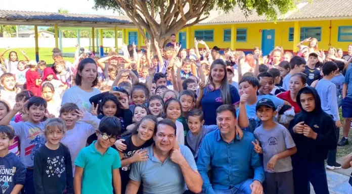 Alex e Ismael visitam escolas e CEIs para desejar Feliz Páscoa