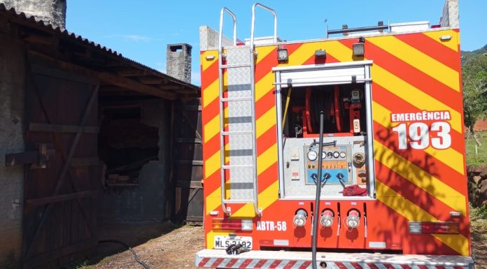 Incêndio assusta moradores na zona rural de Turvo