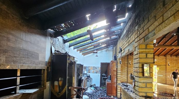 Salão de festas pega fogo em Santa Rosa do Sul – Bombeiros atuam rápido