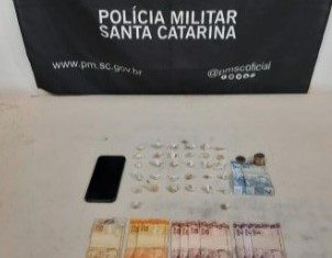 Casa do tráfico é fechada em Araranguá: Menor é apreendido com crack e dinheiro