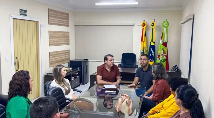 Prefeito Alex dá boas-vindas a novos servidores da Educação