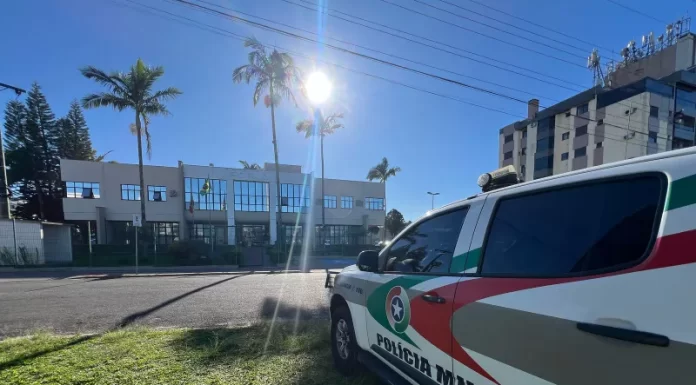 Homem vai a júri por matar companheira, agredir filho e incendiar casa em Sombrio