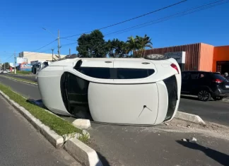 Carro tomba na Avenida Papa João XXIII de Sombrio