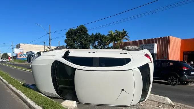 Carro tomba na Avenida Papa João XXIII de Sombrio