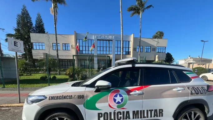 Sombrio: Homem é condenado a mais de 36 anos por matar companheira, agredir enteado e incendiar casa