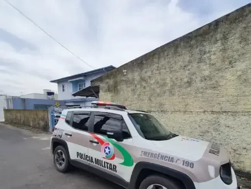 Confusão no centro: mulher ataca viatura e é presa em Arroio do Silva