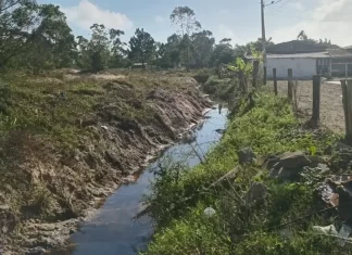 Balneário Gaivota faz limpeza de valos entorno da cidade