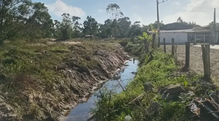 Balneário Gaivota faz limpeza de valos entorno da cidade