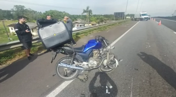 Identificado motociclista que morreu ao colidir na traseira de caminhão na BR 101