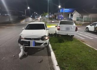Colisão entre veículos é registrada em rotatória de Araranguá