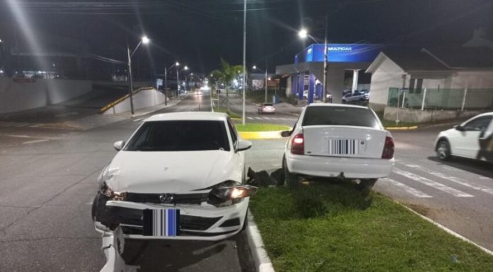 Colisão entre veículos é registrada em rotatória de Araranguá