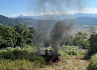 Jeep pega fogo em trilha de Meleiro e mobiliza Bombeiros de Turvo