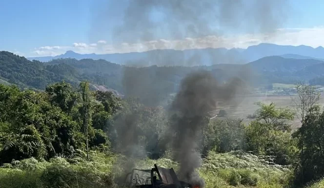 Jeep pega fogo em trilha de Meleiro e mobiliza Bombeiros de Turvo