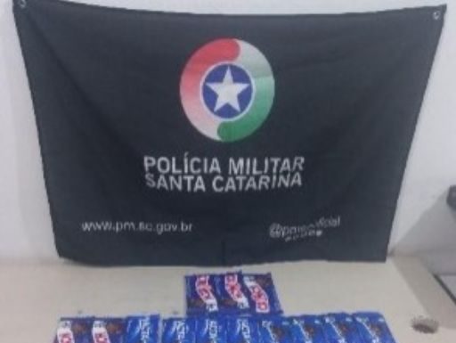 Homem é pego furtando 23 barras de chocolate em mercado de Araranguá