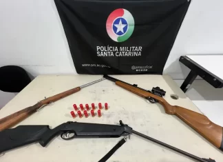 Homem é preso com espingarda, armas modificadas e munições em Araranguá