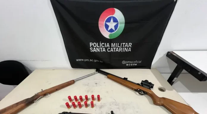 Homem é preso com espingarda, armas modificadas e munições em Araranguá