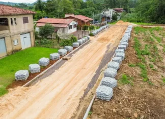 Mais uma rua pavimentada em Praia Grande