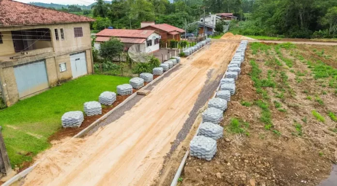 Mais uma rua pavimentada em Praia Grande