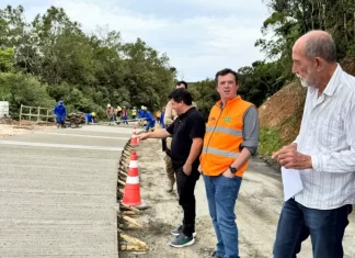 Secretário estadual de Infraestrutura acompanha prefeito Fanica em visita às obras da Serra do Faxinal