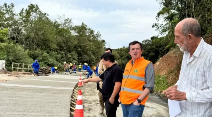 Secretário estadual de Infraestrutura acompanha prefeito Fanica em visita às obras da Serra do Faxinal