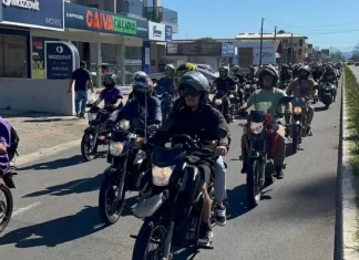Motoboys de Sombrio prestam emocionante homenagem a colega morto em acidente