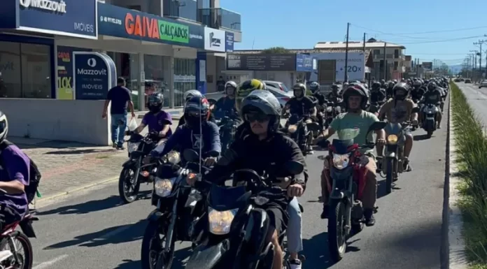 Motoboys de Sombrio prestam emocionante homenagem a colega morto em acidente